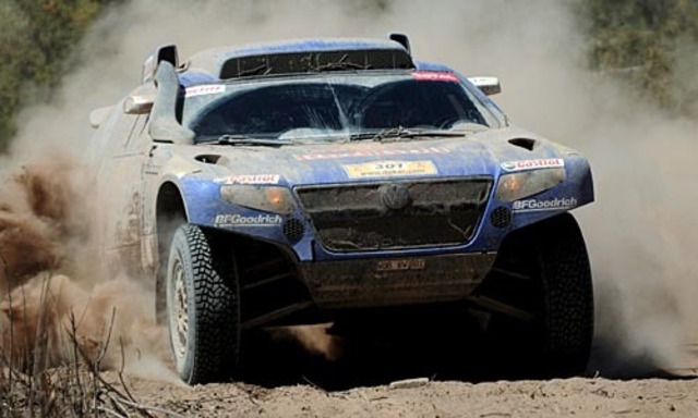 Carlos Sainz führt das Feld souverän an.