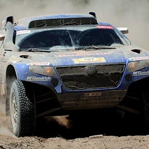 Carlos Sainz führt das Feld souverän an.