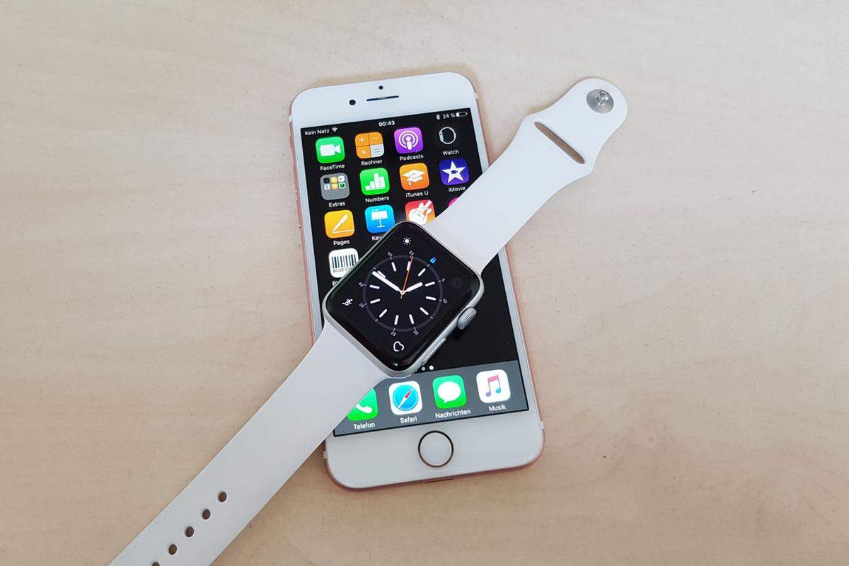 Das iPhone 7 und die Apple Watch 2 sind ein Dreamteam und können wirklich gut miteinander arbeiten. Bei beiden Geräten hat Apple Modellpflege betrieben. Großartige Neuerungen gibt es nicht. "Die Presse" hat die Apple Watch 2 getestet, darunter auch die Fitness-App für Rollstuhlfahrer und die österreichische Bezahl-App "Blue Code", die als verfübgare Alternative zu Apple Pay gesehen werden kann. Autor: Barbara Grech