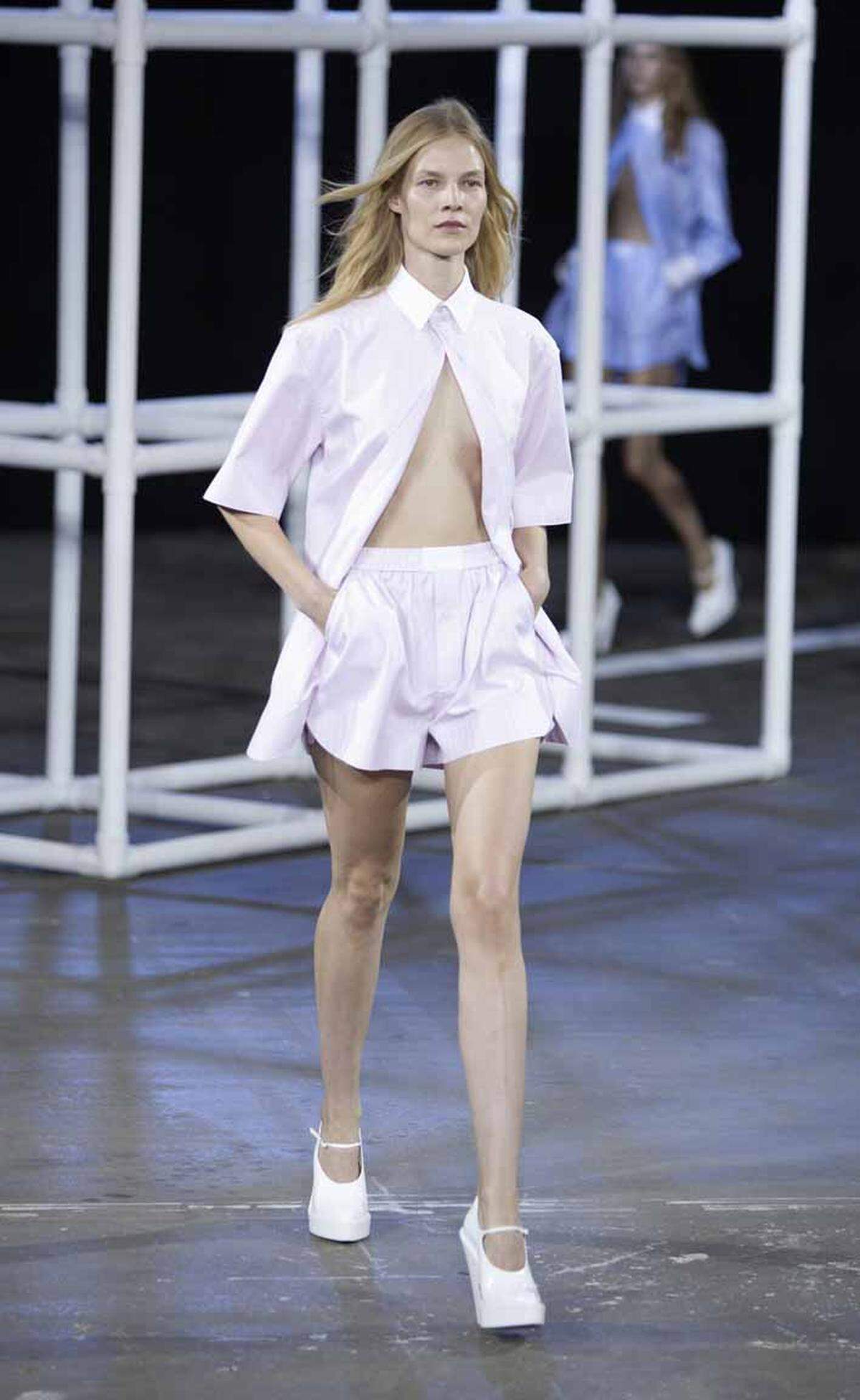 Das weiß auch US-Designer Alexander Wang der etwa eine sportliche Hose und eine klassische weiße Bluse kombiniert.