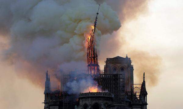 Der Moment als der Dachreiter-Turm den Flammen zum Opfer fiel.