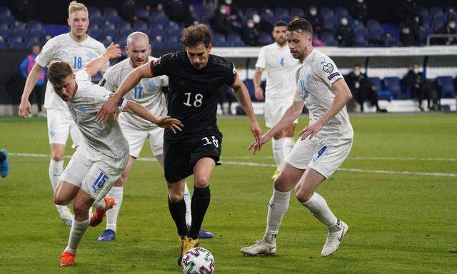 Leon Goretzka (Deutschland Germany) gegen Alsons Sampsted (Island Iceland) - 25.03.2021: WM-Qualifikationsspiel Deutsch
