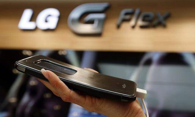 Es ist Jahre her, dass neue LG-Smartphones bei den Konsumenten Euphorie auslösten - hier ein Archivbild aus dem Jahr 2014 vom leicht gewölbten Modell G Flex.