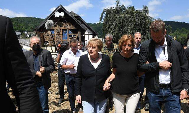 Archivbild vom Montag, als Angela Merkel (Mitte) mit Ministerpräsidentin Malu Dreyer (SPD) zerstörte Gebiete in Rheinland-Pfalz besuchte.