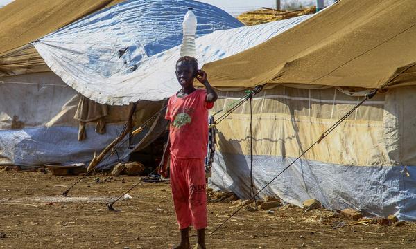 Ein Mädchen, das aus der Hauptstadt Khartum in ein Flüchtlingslager geflohen ist.