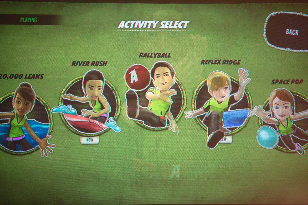 Mit dem Sensor mitgeliefert wird "Kinect Adventures". Fünf Minispiele sollen für Partyspaß sorgen. Dazu gehören eine Schlauchbootfahrt, Lecks in einem Aquarium dichten, oder Kugeln im Weltall fangen. Von den Spielen wurde "Rallyball" (früher als "Ricochet" bezeichnet) schon seit der E3 2009 oft als Paradebeispiel für die Fähigkeiten von Kinect präsentiert.