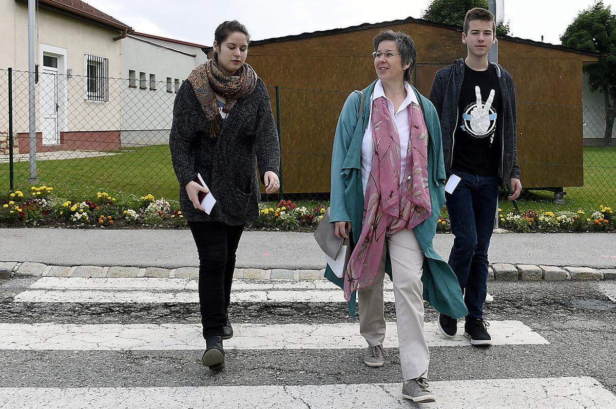 Regina Petrik, Landeschefin der Grünen, mit ihren Kindern auf dem Weg zum Wahllokal in Kleinhöflein.