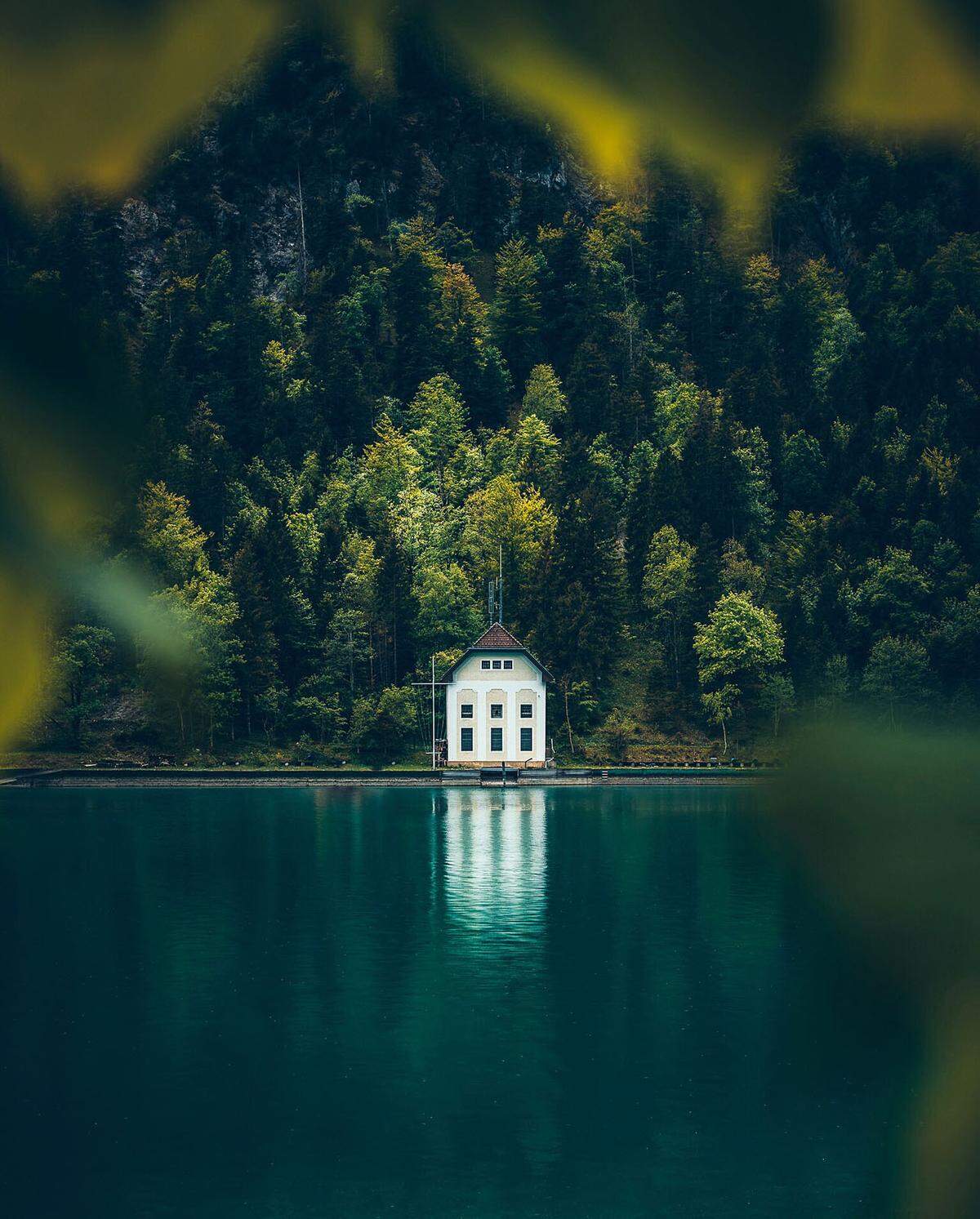 Auch Österreich entdeckt man unter den eingereichten Fotos. Es zeigt ein Bootshaus am Plansee in Tirol.