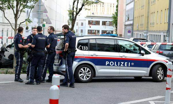 Polizisten am Tatort in der Hackengasse in Wien-Rudolfsheim-Fünfhaus.