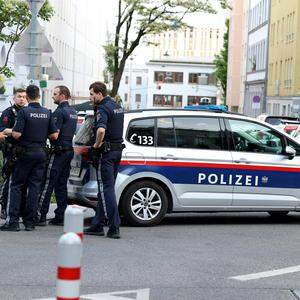 Polizisten am Tatort in der Hackengasse in Wien-Rudolfsheim-Fünfhaus.