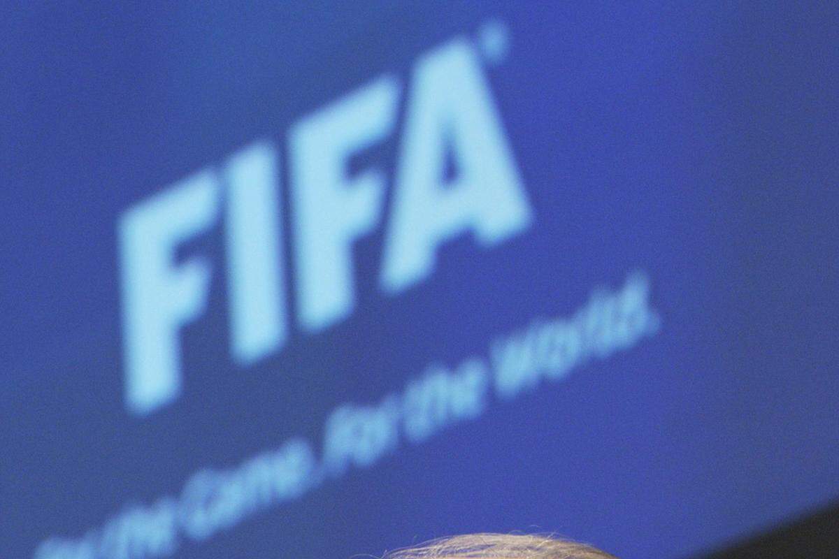 Korruptions- und Bestechungsvorwürfe rund um die Vergabe der Fußball-Weltmeisterschaften 2018 und 2022 setzen Fifa-Präsident Sepp Blatter unter Druck. Einige Exekutivmitglieder müssen ihren Platz räumen. Der Schweizer Blatter weist Vorwürfe, davon gewusst zu haben, zurück und wird bei der Wahl am 1. Juni 2011 für eine vierte Amtszeit als Fifa-Präsidenten bestätigt.