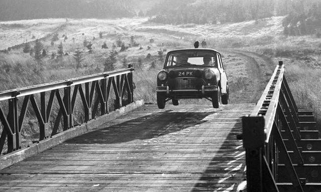 Kleiner, leichter Hüpfer: Mini Cooper S auf der englischen RAC-Rallye, 1964.