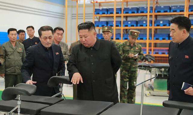 Ein Bild der staatlichen nordkoreanischen Nachrichtenagentur zeigt Kim Jong-un am 27. Oktober 2019 bei einem Besuch in einer Fabrik.