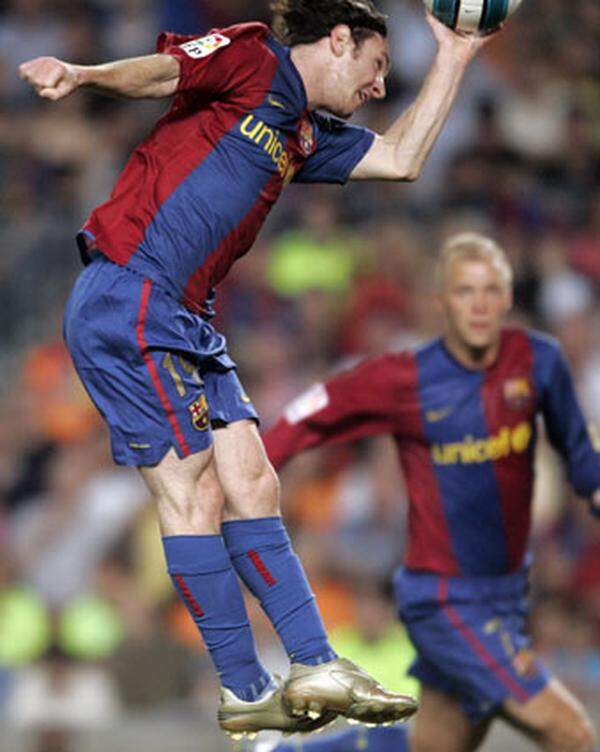 Und auch das legendäre "Hand Gottes"-Tor seines Landsmannes hatte Messi drauf: Im Lokalderby gegen Espanyol Barcelona (2:2) erzielte Messi beide Tore - eines davon allerdings mit der Hand. Der Treffer zählte dennoch, Messi schwieg anders als Maradona aber dazu.  >>> Messis ''Hand Gottes''-Tor bei YouTube