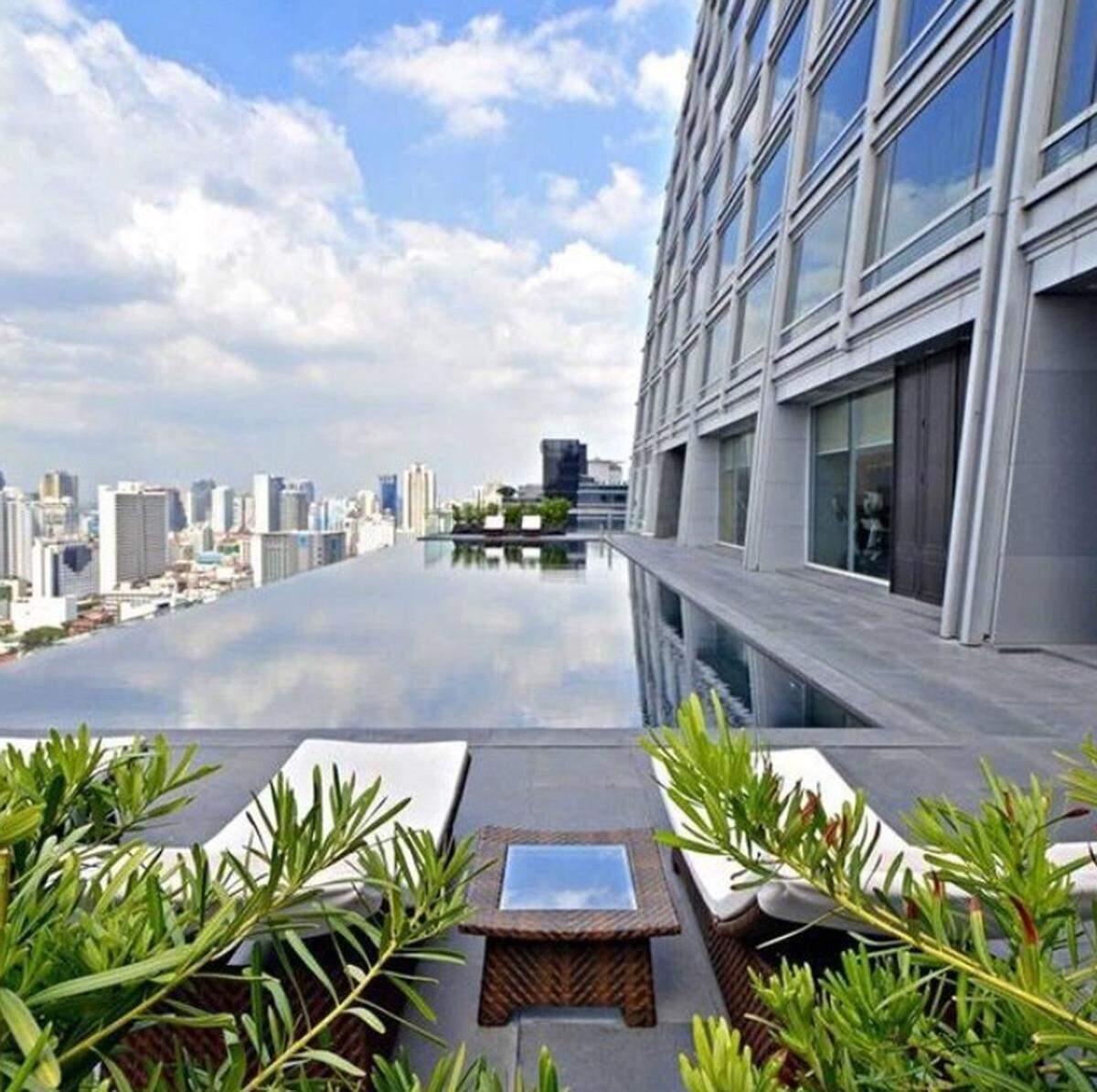 Im Herzen des Businessviertels von Bangkok befindet sich im 25. Stock des Okura Prestige Bangkok Hotels ein beheizter Infinity-Pool. Ein Ausblick, der seinesgleichen sucht.