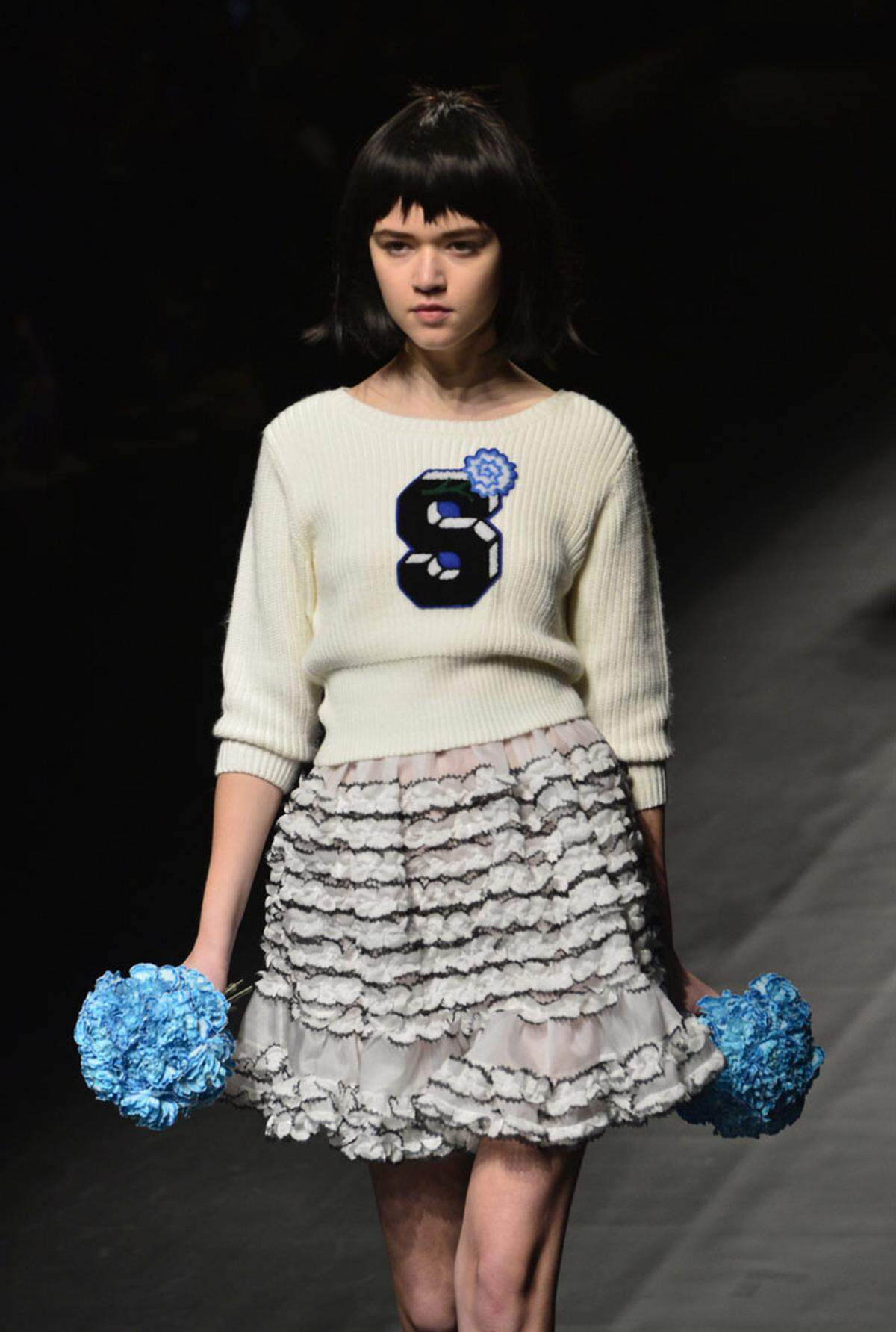 Neue Trends werden nicht nur in New York, London, Mailand und Paris präsentiert. Bei der Mercedes Benz Fashion Week in Tokio präsentierte Designerin Pim Sukhahuta für das Label Sretsis  ihre neuen Entwürfe. Sie ließ sich offensichtlich von Highschool-Mode inspirieren ...