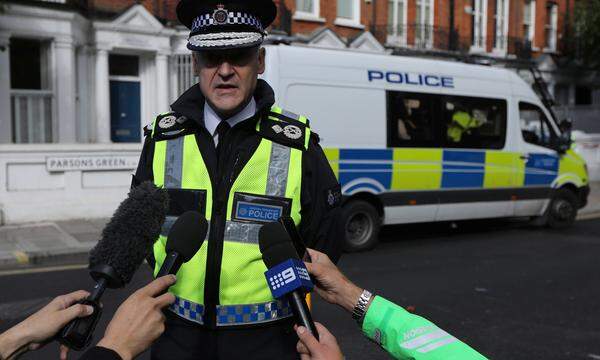 Der Stellvertretende der Constable Adrian Hanstock der Britischen Transport Police informiert die Medien über die Ermittlungen.