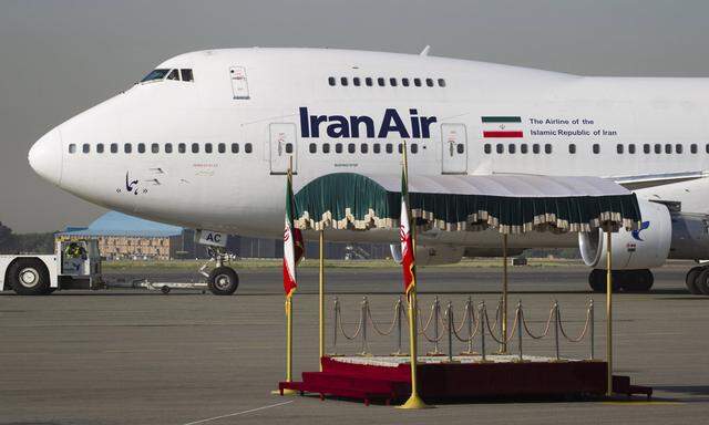 The IranAir Boeing 747SP aircraft with Iran´s President Ahmadinejad onboard is pictured before leaving Tehran´s Mehrabad airport en route to New York