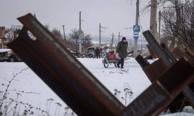 Überlebenskampf in Bachmut. Immer mehr Menschen wollen die von russischen Truppen belagerte Stadt im Osten der Ukraine verlassen. 