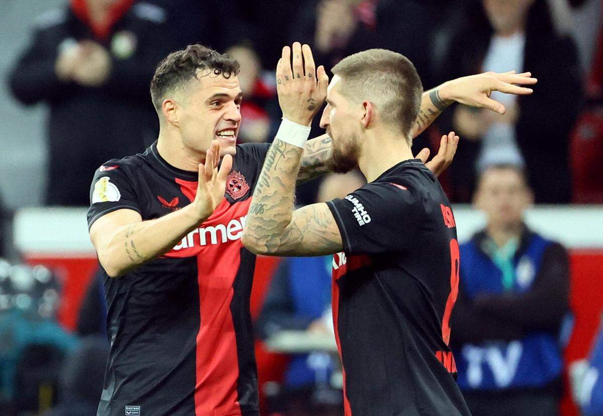 Granit Xhaka (à gauche), le moteur du milieu de terrain de Leverkusen, est satisfait de son coéquipier Robert Andrich.