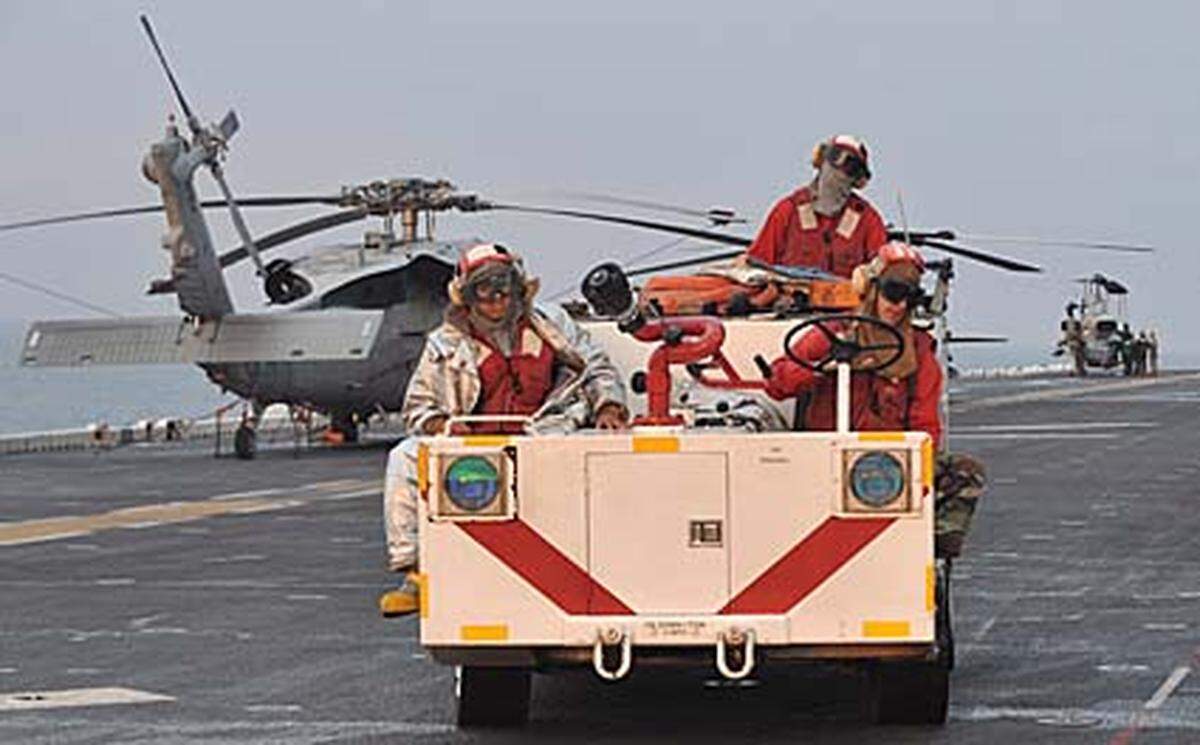 Das von jahrelangem Bürgerkrieg zerrüttete Somalia ist seit 1991 ohne Zentralregierung und hat auch keine Küstenwache, was den Piraten das Handwerk erleichtert.Im Bild: Die Deck-Crew der USS Boxer bereitet Kampfjets auf den Einsatz vor. Die Boxer ist ein amphibisches Angriffsschiff der United States Navy.