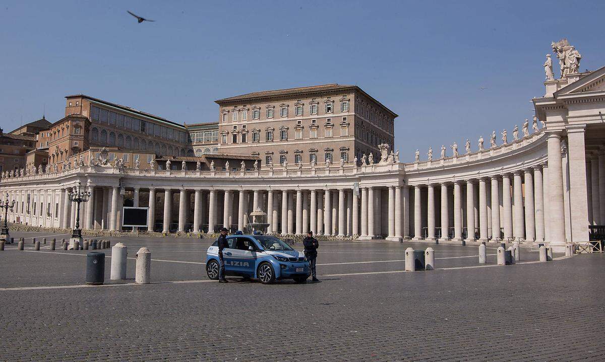 Der Petersplatz in Rom wird von Polizisten kontrolliert. Seit jeher einer der Touristen-Hotspots ist leergefegt. Während um diese Jahreszeit normalerweise die Vorbereitungen für den "Urbi et Orbi"-Segen beginnen, hält sich Italien sowie auch der Vatikanstaat an die Ausgehbeschränkungen.