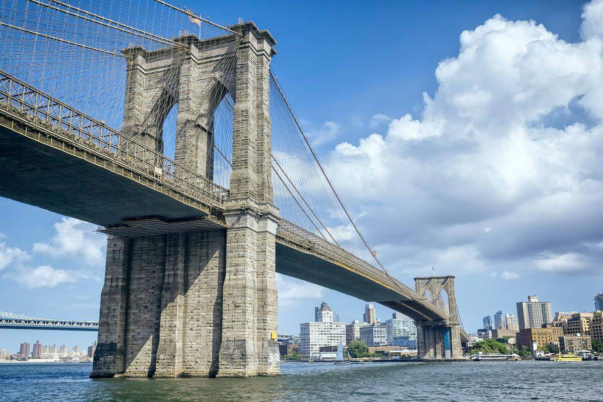 Viele Sehenswürdigkeiten, etwa die Brooklyn Bridge (im Bild), die Freiheitsstatue, aber auch das Empire State Building und der Central Park sind einen Besuch Wert. Auch Kulturinteressierte kommen mit unzähligen Museen auf ihre Kosten.