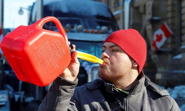 Trinken aus Kanistern: Ein Demonstrant reagiert auf die Ankündigung der Polizei, auch die Benzinlieferungen an die Protestierenden zu unterbinden.