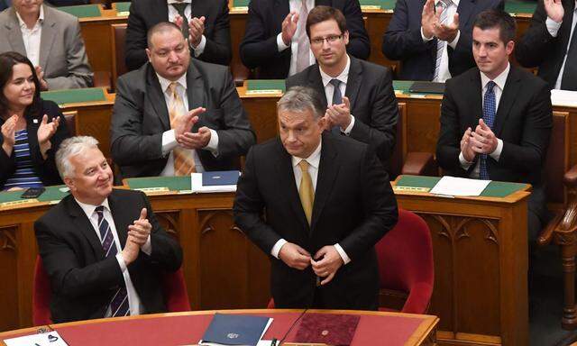 Viktor Orban ist am Donnerstag vom Parlament in Budapest mit großer Mehrheit erneut zum Ministerpräsidenten gewählt worden. 