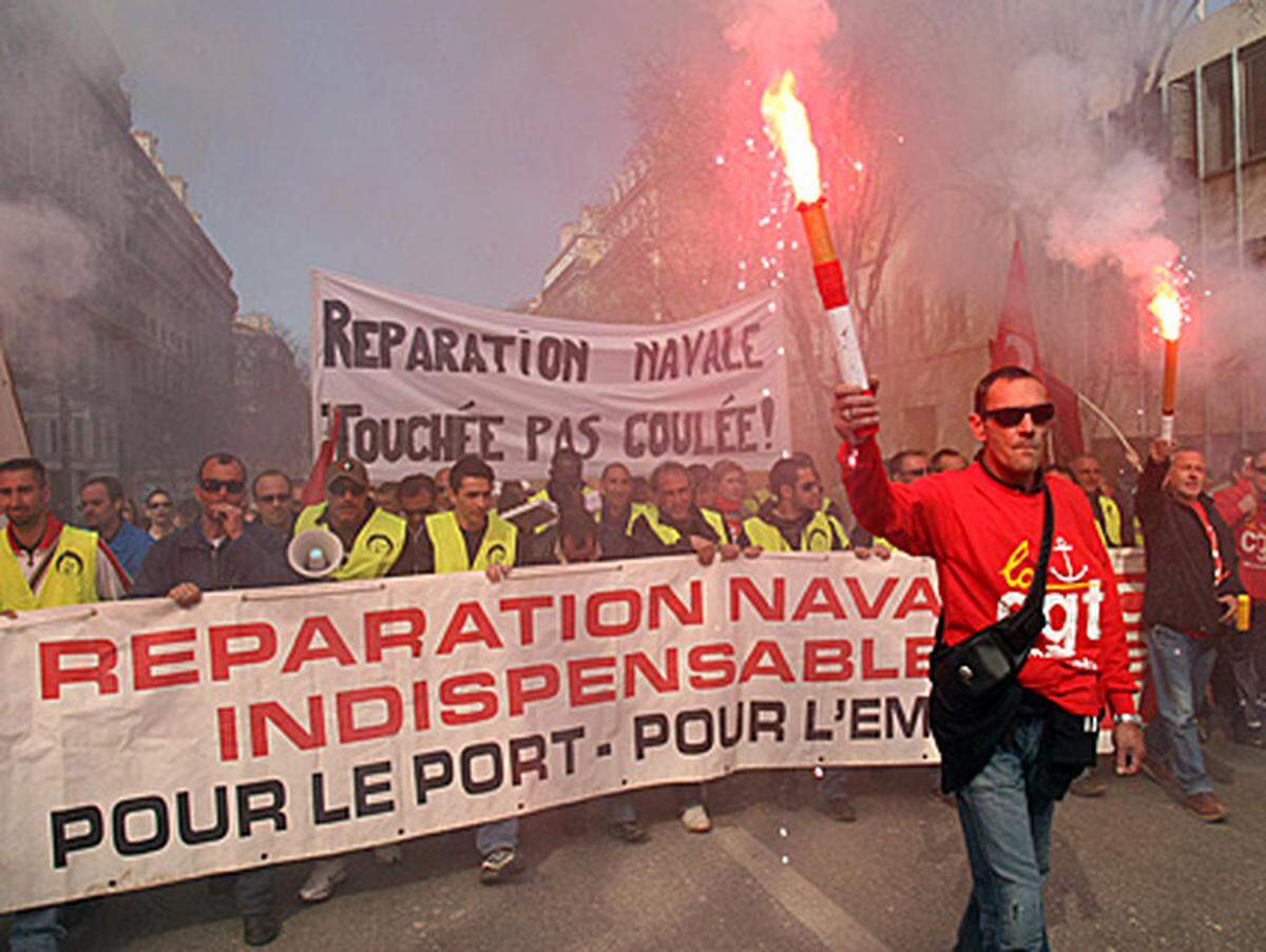 Mit dem Slogan "Hau ab, du Knilch" machten einige Demonstranten in Paris ihrer Wut auf Sarkozy Luft. Der Präsident hatte selbst vor einiger Zeit mit diesem Wutausbruch gegenüber einem Kritiker auf einer Messe Schlagzeilen gemacht.