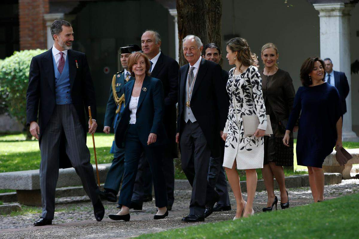 Dieses Tweed-Mantelkleid von Felipe Varela holte Letizia heuer zum vierten Mal für die Cervantes Award Zeremonie aus dem Kasten. 