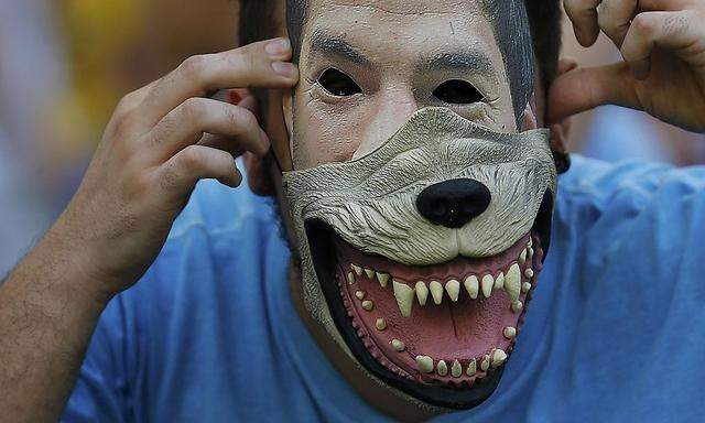 Ein Uruguay-Fan mit Suarez-Maske und Gebiss
