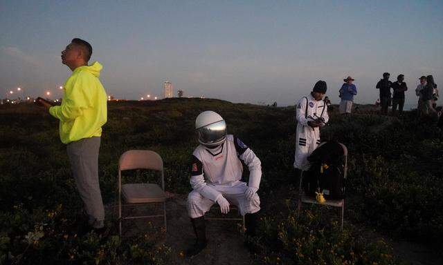 Per Anhalter in die Galaxis? Raumfahrtfans warten frühmorgens auf den Start der Starship-Rakete in Boca Chica, Texas. 