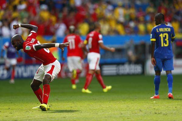 Schweiz rettet sich in allerletzter Minute gegen Ecuador. Tore der Einwechselspieler Mehmedi und Seferovic (93.!!) sichern den 2:1-Sieg.