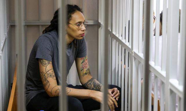 Brittney Griner, selbst bei ihrer Verhandlung in Moskau hinter Gittern. 