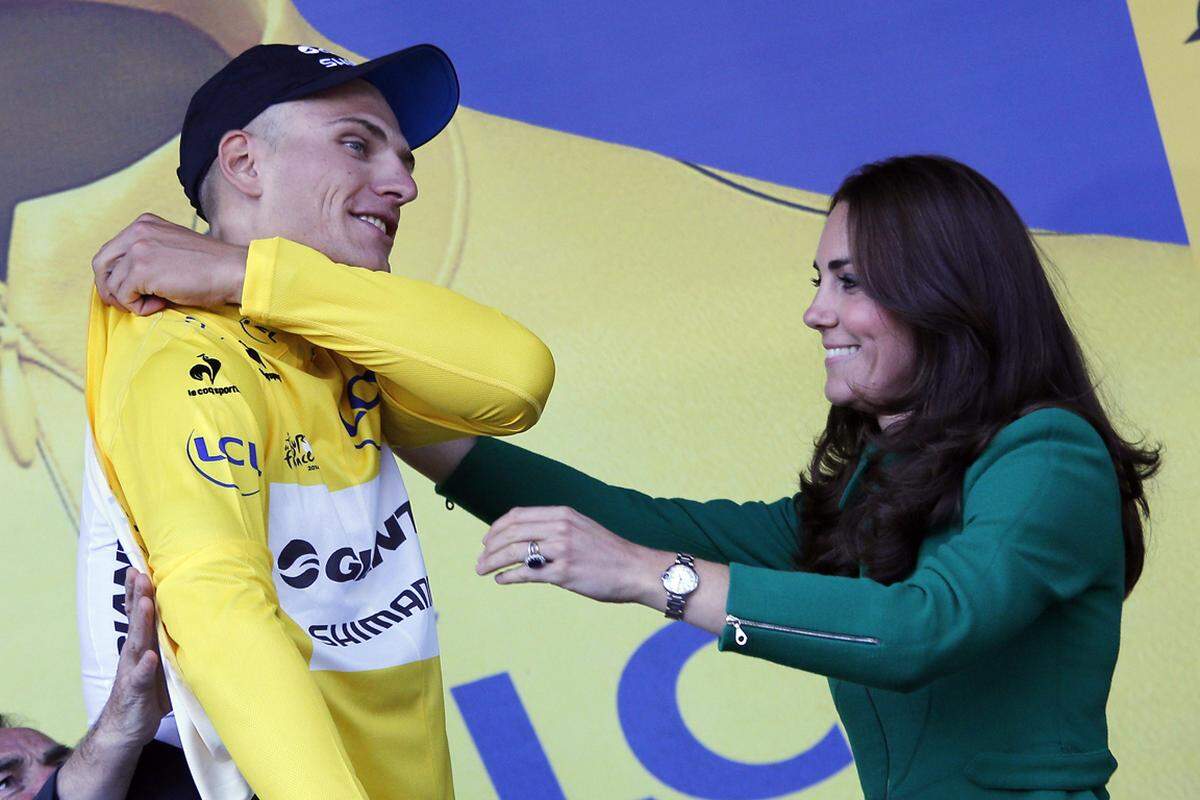 Auftaktsieger Marcel Kittel durfte sich von Prinzessin Kate persönlich ins Gelbe Trikot helfen lassen.