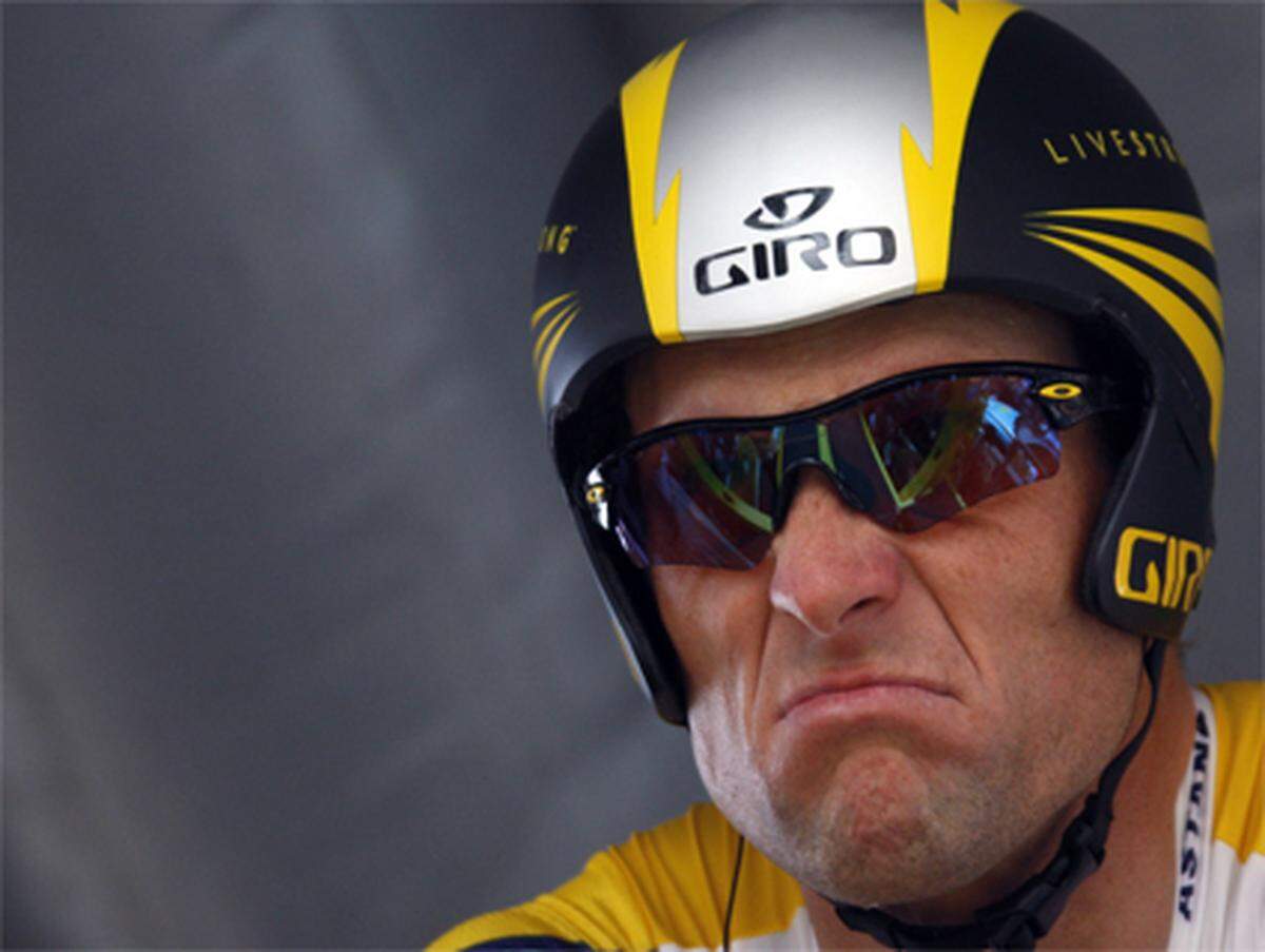 Bei der Tour 2004 demütigte Lance Armstrong, der Mann in Gelb, den italienischen Außenseiter. Als dieser mit einer Gruppe ausriss, um einen Etappensieg zu erringen, fuhr Armstrong nach, um einen Sieg zu verhindern."Du hättest nicht gegen Ferrari aussagen sollen, ich habe Geld und Zeit, ich werde deine Karriere zerstören", soll Armstrong laut Simeoni ihm von Rad zu Rad zugeschrien haben.