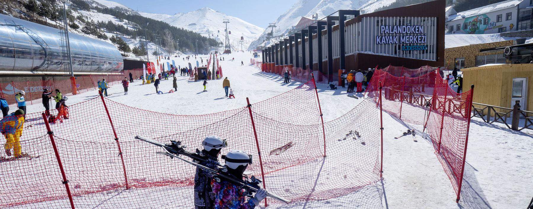 43 Pistenkilometer, die mit zwölf Kilometern längste Abfahrt der Türkei und zudem die steilste Abfahrt aller türkischen Skigebiete finden sich im Palandöken. 