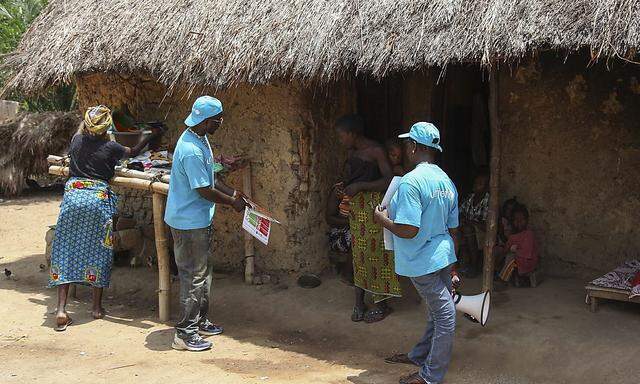 Unicef-Mitarbeiter verteilen in Liberia Informationsmaterial über das Ebola-Virus.