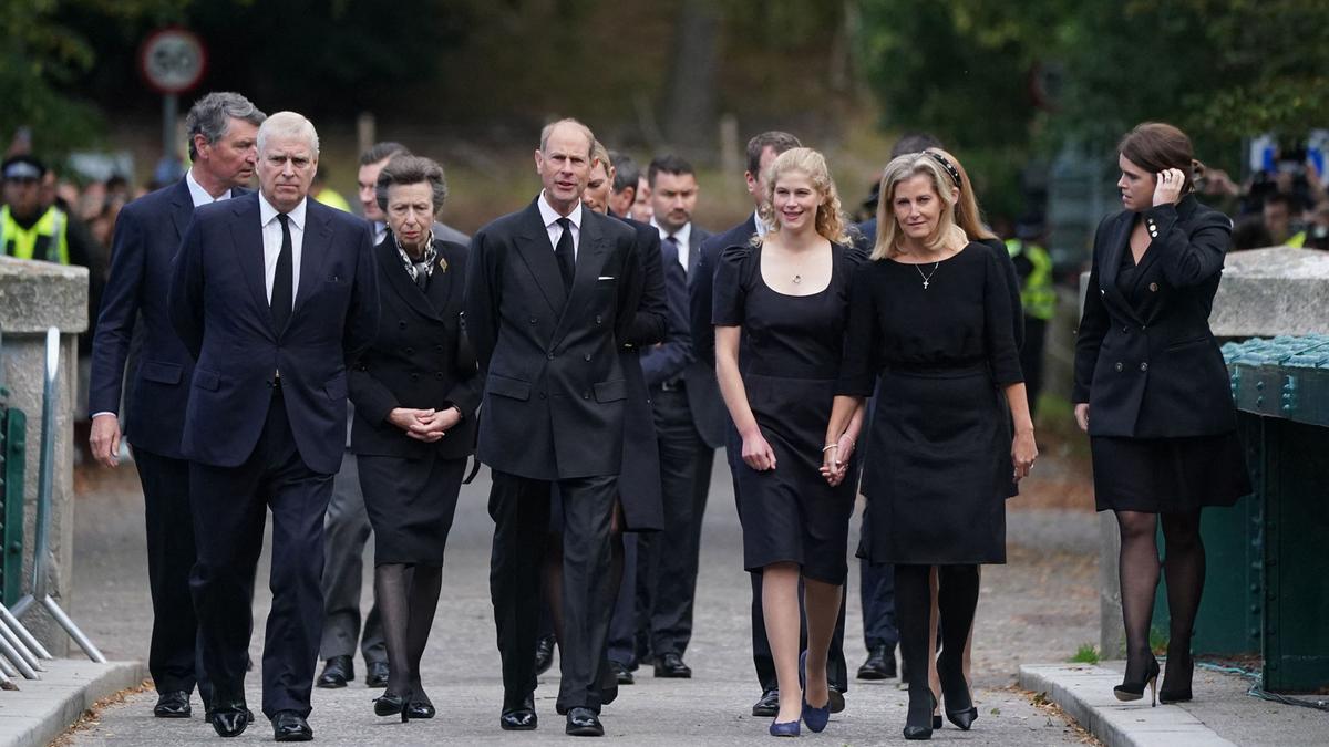 Prinz Andrew, Prinzessin Anne und Prinz Edward vor Schloss Balmoral.
