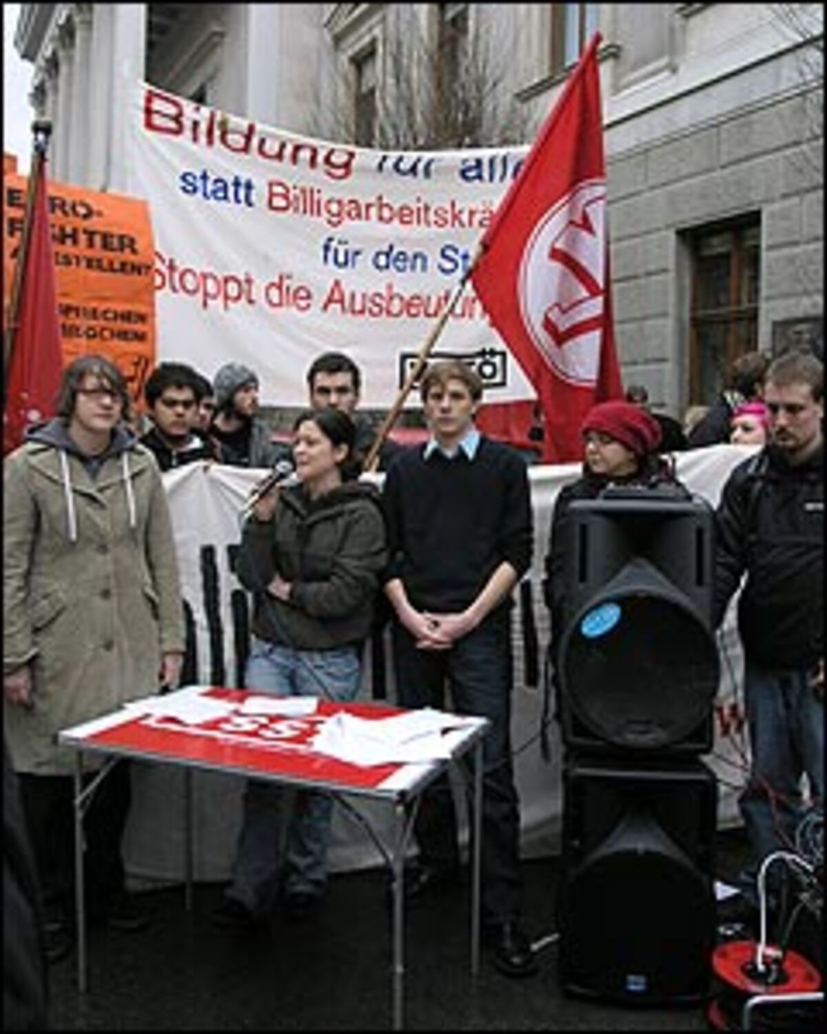 "Die wesentlichen Ressorts sind bei den ÖVP-Spießern gelandet", beschwert sich Engelage. "Wir haben zwar das Unterrichtsministerium, aber die Strukturreform, die ausschlaggebend für den Schulbereich ist, liegt in den Händen der ÖVP und das entmachtet uns".