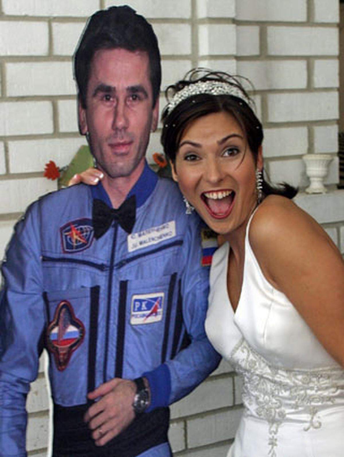 Mit Fernbeziehungen kennt sich Ekaterina Dmitriev aus Russland aus. Ihr Mann ist Astronaut bei der NASA und die Hochzeit erfolgte via Satellit. In Texas ist das kein Problem - nur eine Person des Brautpaares muss anwesend sein.