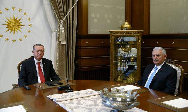 Erdogan (li.) und Yildirim trafen in Ankara zusammen.