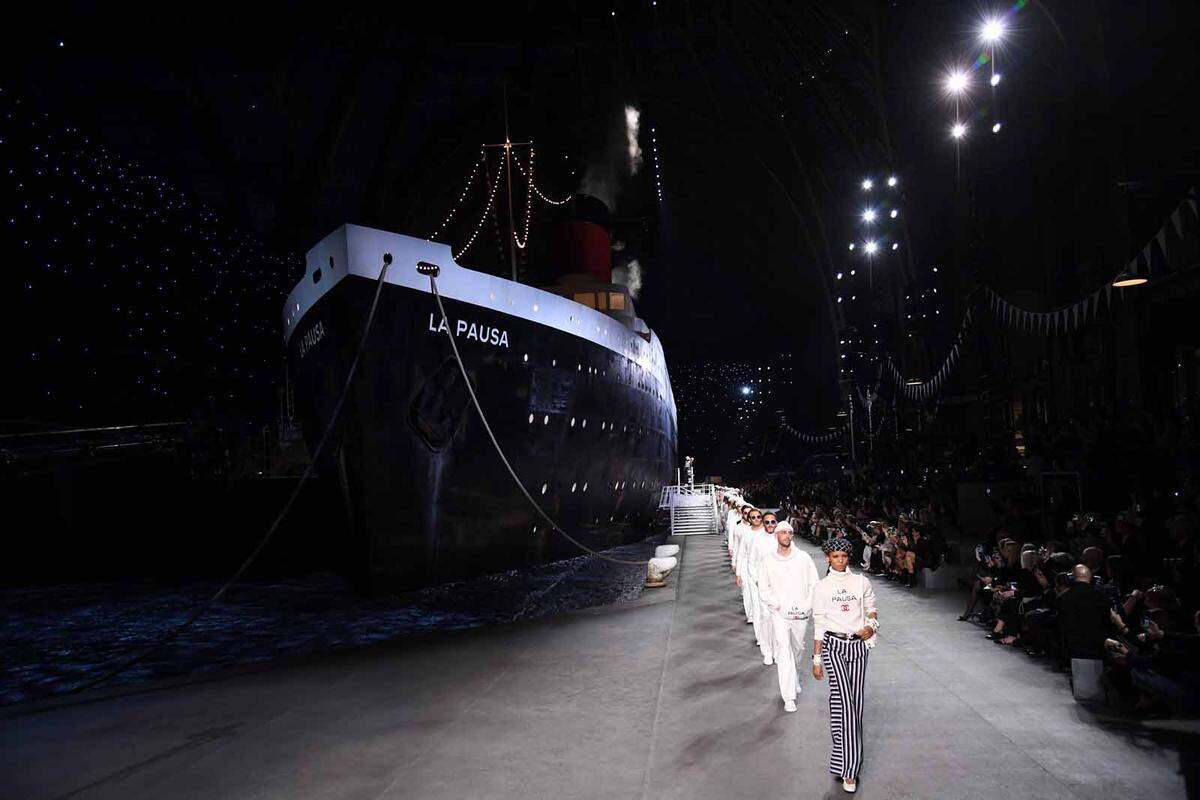 Themenverwandt und sicher eines seiner spektakulärsten Settings: ein Titanic-Dampfer begleitete die Chanel-Cruise-Kollektion für 2018/2019.
