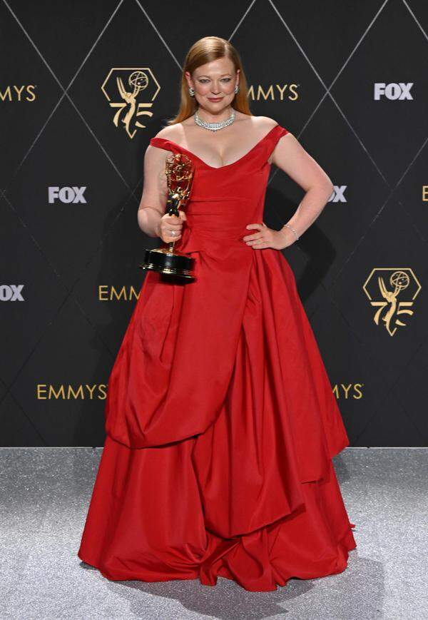 Sarah Snook gewann den Award als beste Hauptdarstellerin für ihre Rolle in „Succession“. Sie nahm den Award in einem Kleid von Vivienne Westwood entgegen. 