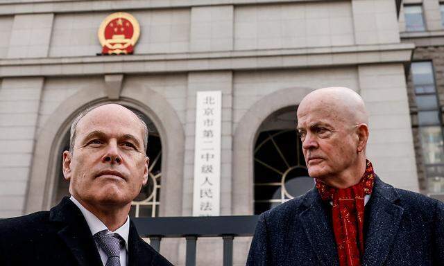 Diplomatischer Aufmarsch vor dem Gerichtsgebäude in Peking. William Klein von der US-Botschaft und der stellvertretende Botschafter Kanadas, Jim Nickel.