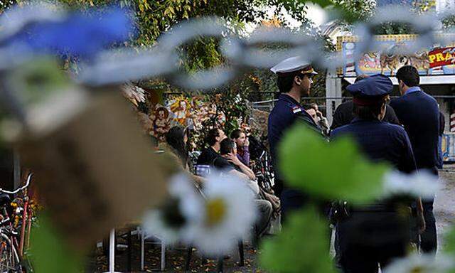 RAEUMUNG  DES PROTESTLAGERS AM AUGARTENSPITZ