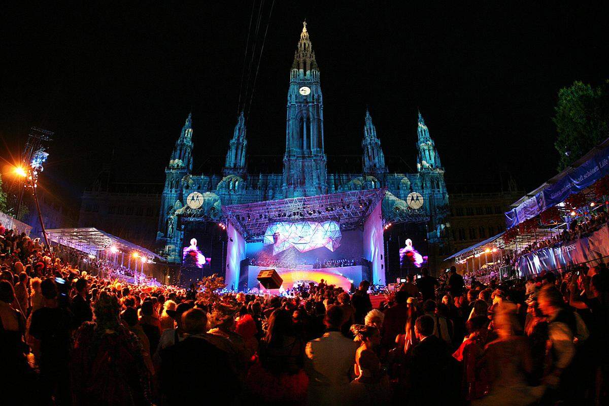 Zuschauer werden am Finaltag zum gemeinsamen Public Viewing im Eurovision Village am Wiener Rathausplatz  erwartet.