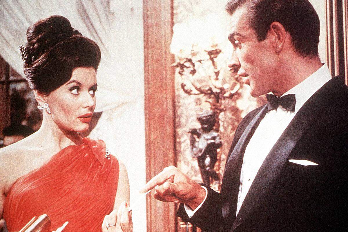 James Bond in festen Händen? In den ersten beiden Filmen des sprunghaften Spions spielte Eunice Gayson als Sylvia Trench die Freundin des Agenten. Eigentlich sollte sie regelmäßig in Bond-Filmen auftreten. Als "running gag" war geplant, dass Bond immer, bevor es zu 'Intimitäten' mit ihr kommt, zu seinem nächsten Auftrag gerufen wird. Nach "Dr. No" und "Liebesgrüße aus Moskau" wurde die Rolle des Bond-Girlfriends jedoch gestrichen.