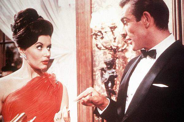 James Bond in festen Händen? In den ersten beiden Filmen des sprunghaften Spions spielte Eunice Gayson als Sylvia Trench die Freundin des Agenten. Eigentlich sollte sie regelmäßig in Bond-Filmen auftreten. Als "running gag" war geplant, dass Bond immer, bevor es zu 'Intimitäten' mit ihr kommt, zu seinem nächsten Auftrag gerufen wird. Nach "Dr. No" und "Liebesgrüße aus Moskau" wurde die Rolle des Bond-Girlfriends jedoch gestrichen.